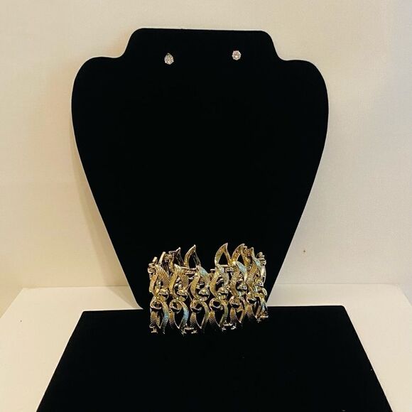 NWB Gold Overlay Leaf Bracelet  - Picture 5 of 7